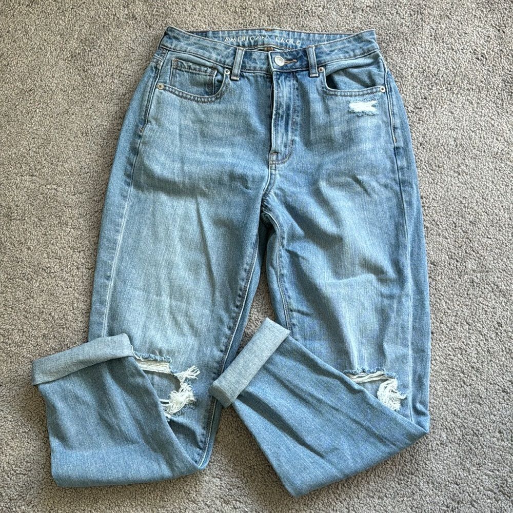 AMERICAN EAGLE MOM JEAN